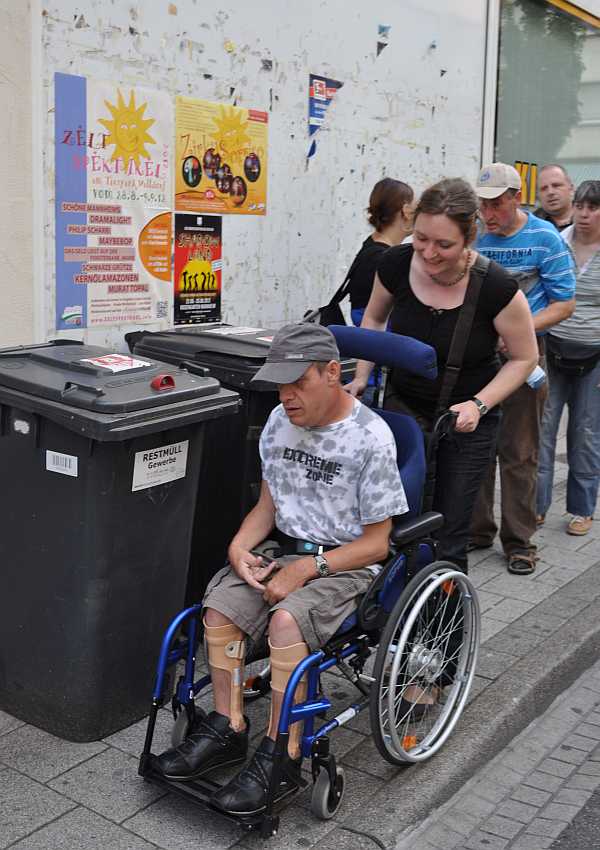 Für Menschen mit Handicap ist es nicht immer einfach am gesellschaftlichen Leben teilzuhaben. Der neue Wegweiser soll aufzeigen, wo Barrieren bestehen.